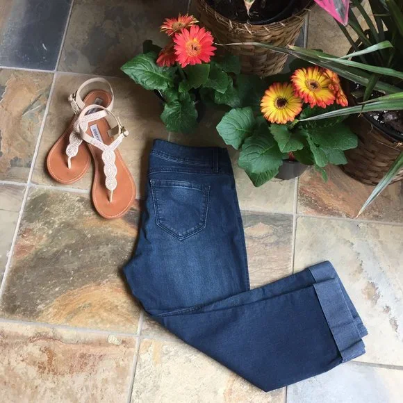 a.n.a. Cuffed-Hem Stretch Crop Jeans (like NEW) - Picture 2 of 11